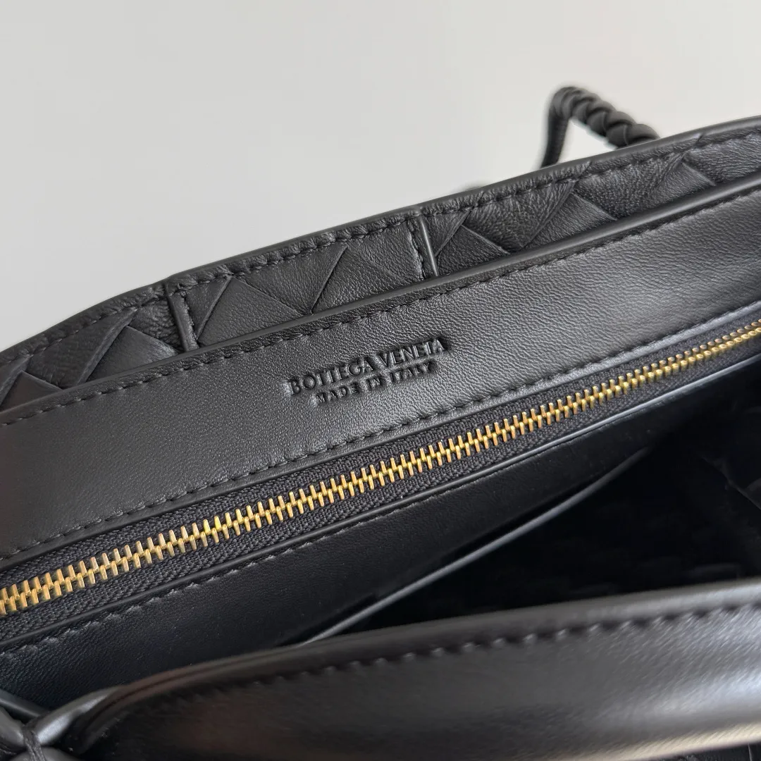 The new Andiamo batch of 3060 BV is shipped‼ ️The classic intercciato weaving process is used to create a soft bag, the metal knot is made of micro-cast aluminum using jewelry technology🪢, and the decorative beads are made of metal and hand-polished oak, allowing you to jump repeatedly between elegance and fun💃, making it unpredictable. Classic and versatile, it shows off your temperament, and the bag has a large capacity, making it very convenient for daily commuting! It has a variety of carrying methods, the shoulder straps can be adjusted by yourself, the original lambskin feels soft and delicate, and the unisex style breaks gender boundaries and brings a more practical and long-lasting use experience. The Andiamo, which has both elegant and casual styles, perfectly interprets the "fashionable old money style". Style number: 743568+wood hardware Color: black gold buckle Size: 25*22*10.5cm